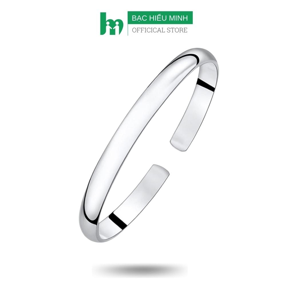 Chỉ với một chiếc vòng tay bạc đơn giản, chúng ta có thể thể hiện cá tính và phong cách riêng của mình. Với thiết kế đơn giản nhưng tinh tế, chiếc vòng tay sẽ đem lại vẻ đẹp sang trọng cho người đeo.