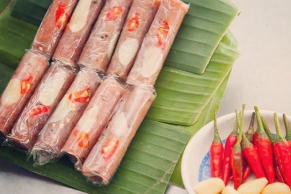 Chế biến nem chua Ước Lễ sẵn sàng cho dịp Tết