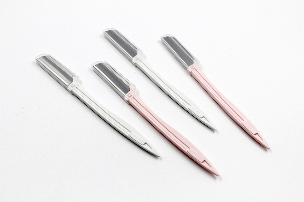 Hộp 4 Dao Cạo Lông Mày, Lông Mặt Cho Nữ KAI Nhật Bản (0.15mm)