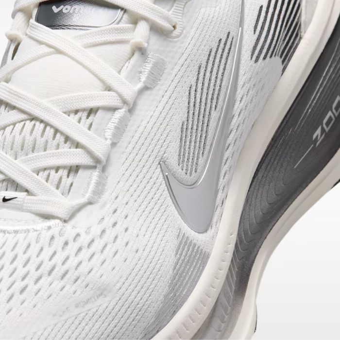 Giày chạy bộ Nike Vomero 18 Nữ - IO9915-101