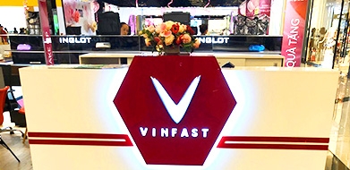 Sàn nhựa hèm khóa Hàn Quốc Aroma lót sàn showroom trưng bày Vinfast