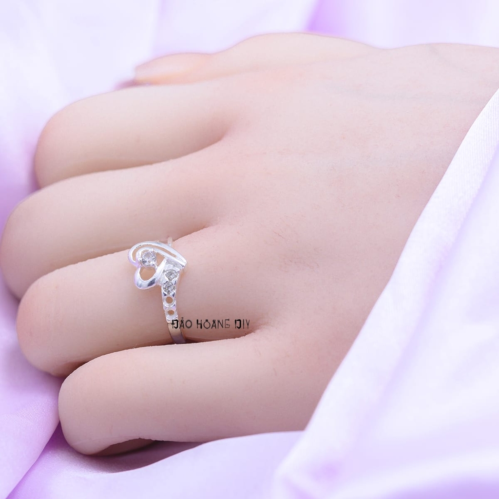 Nhẫn Bạc Nữ Trơn Thiết Kế Hình Trái Tim Đính Đá N2408260019