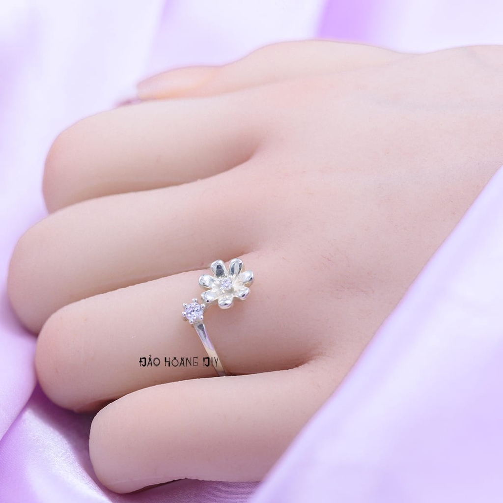 Nhẫn Bạc Nữ Thiết Kế Hình Bông Hoa Đính Đá N2409020085
