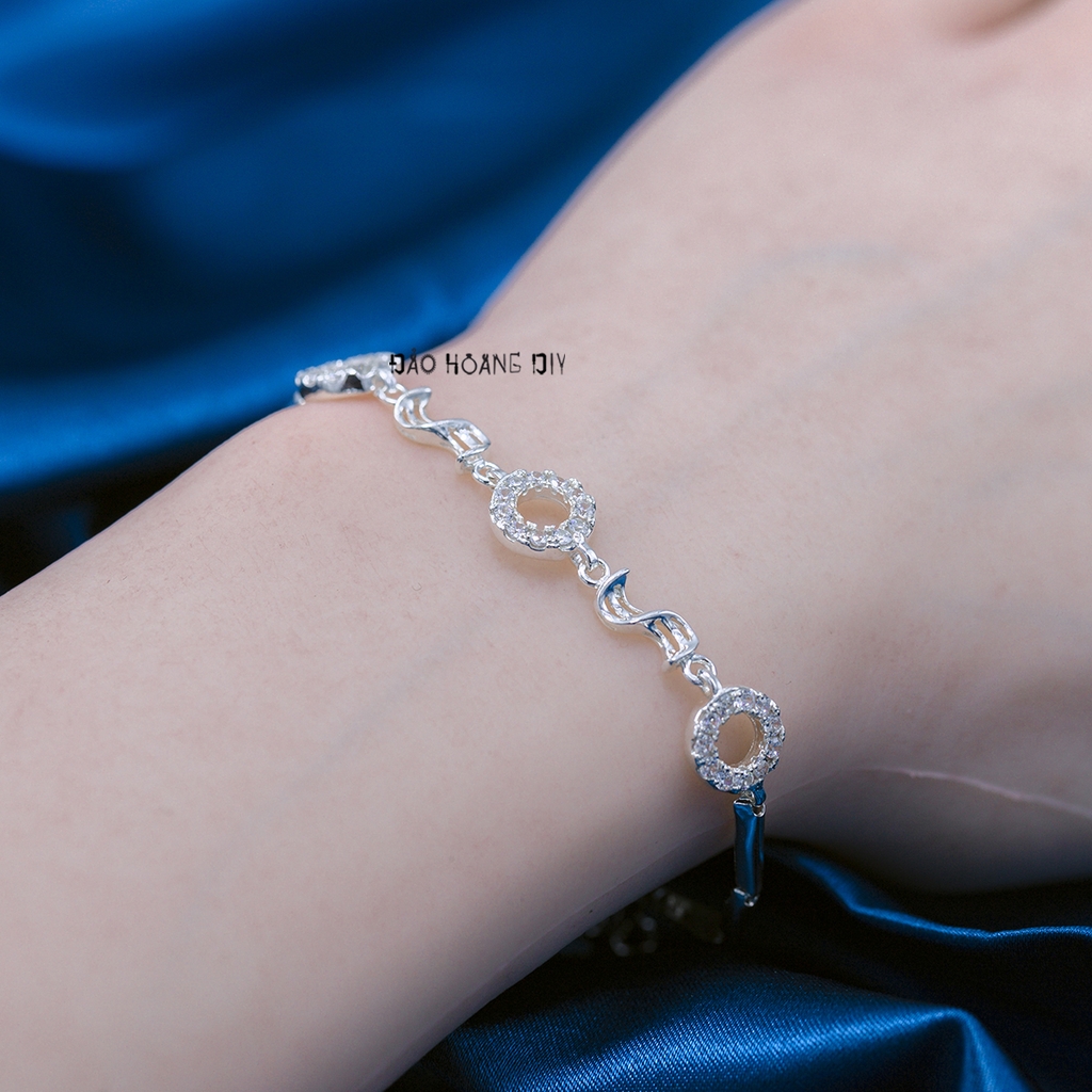 Lắc Tay Bạc Nữ S925 Hàng 3 Mặt Tròn Đá Lấp Lánh L2410080010