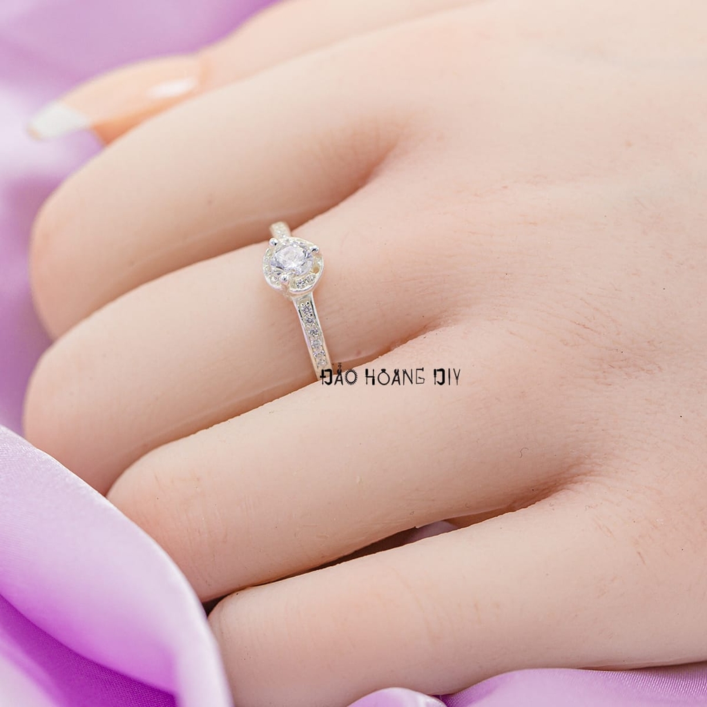 Nhẫn Bạc Nữ Kiểu Tròn Đá 4 Ly Tinh Tế N2412110023