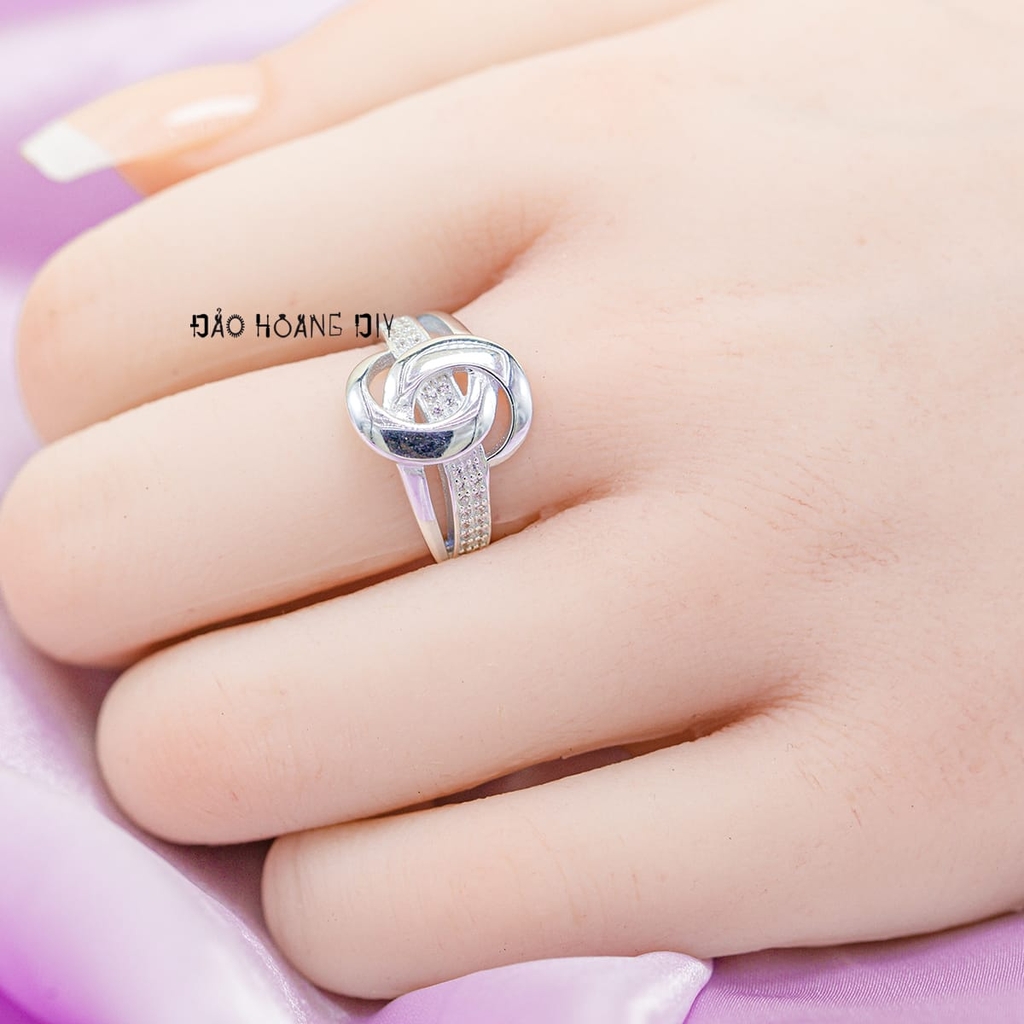Nhẫn Bạc Nữ Kiểu Trơn Đính Dải Đá Tinh Tế N2412110020