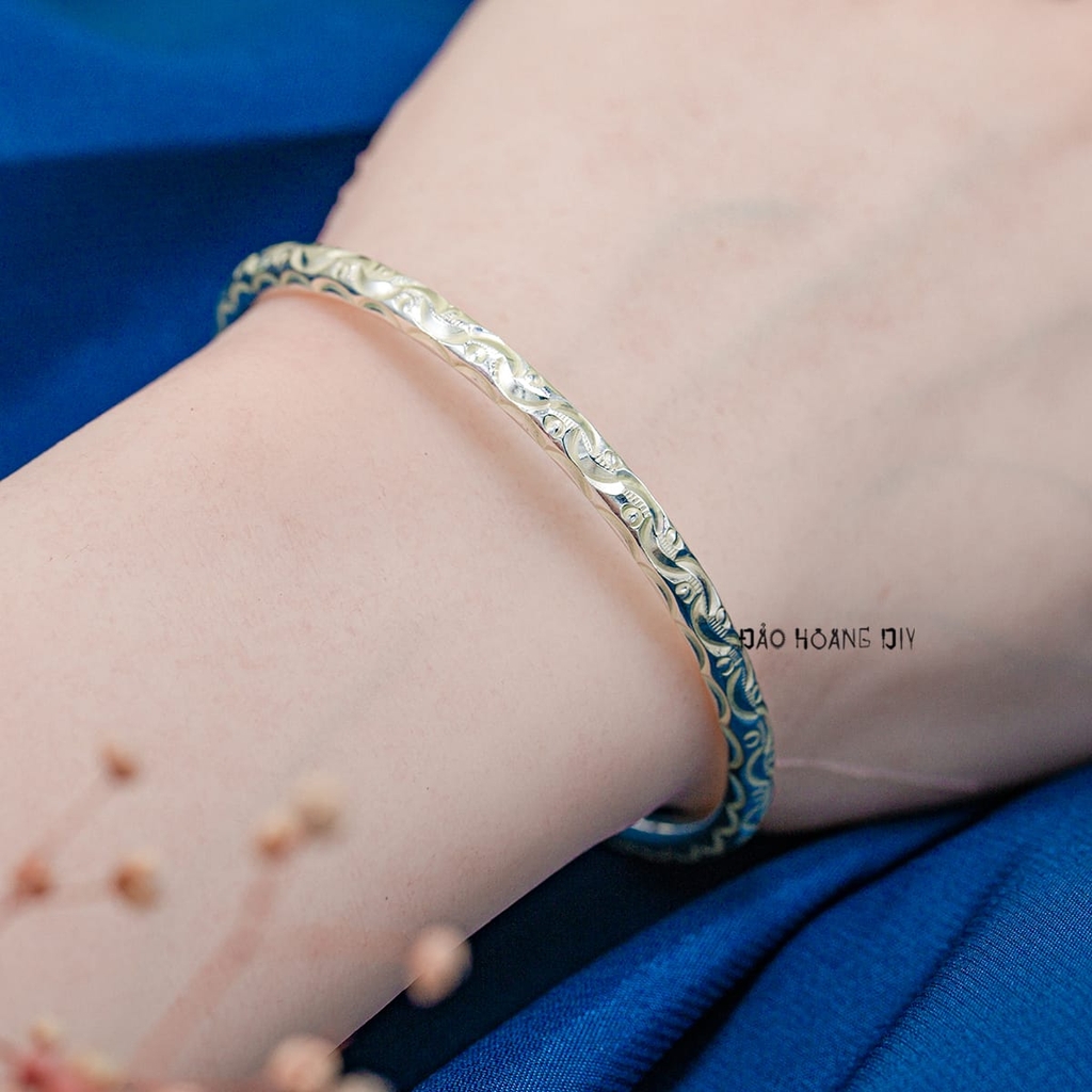 Vòng tay bạc nữ khắc hoạ tiết sóng uốn lượng V2409090070