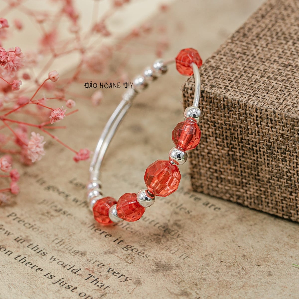 Vòng tay trẻ em charm cầu bạc và cầu nhựa màu đỏ V2409110019