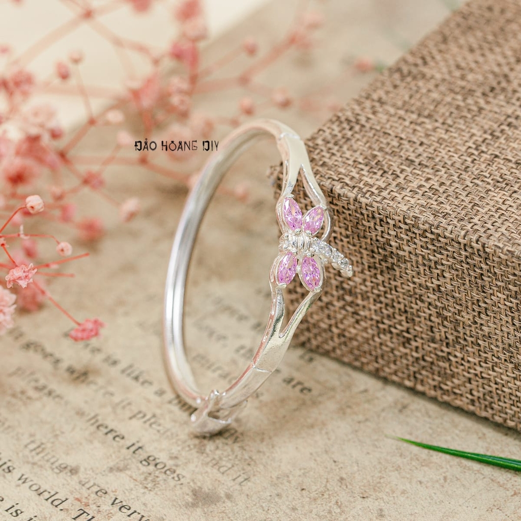 Vòng tay bé gái mặt vòng hình chuồn chuồn thân đính đá trắng cánh đính đá hồng V2409110009