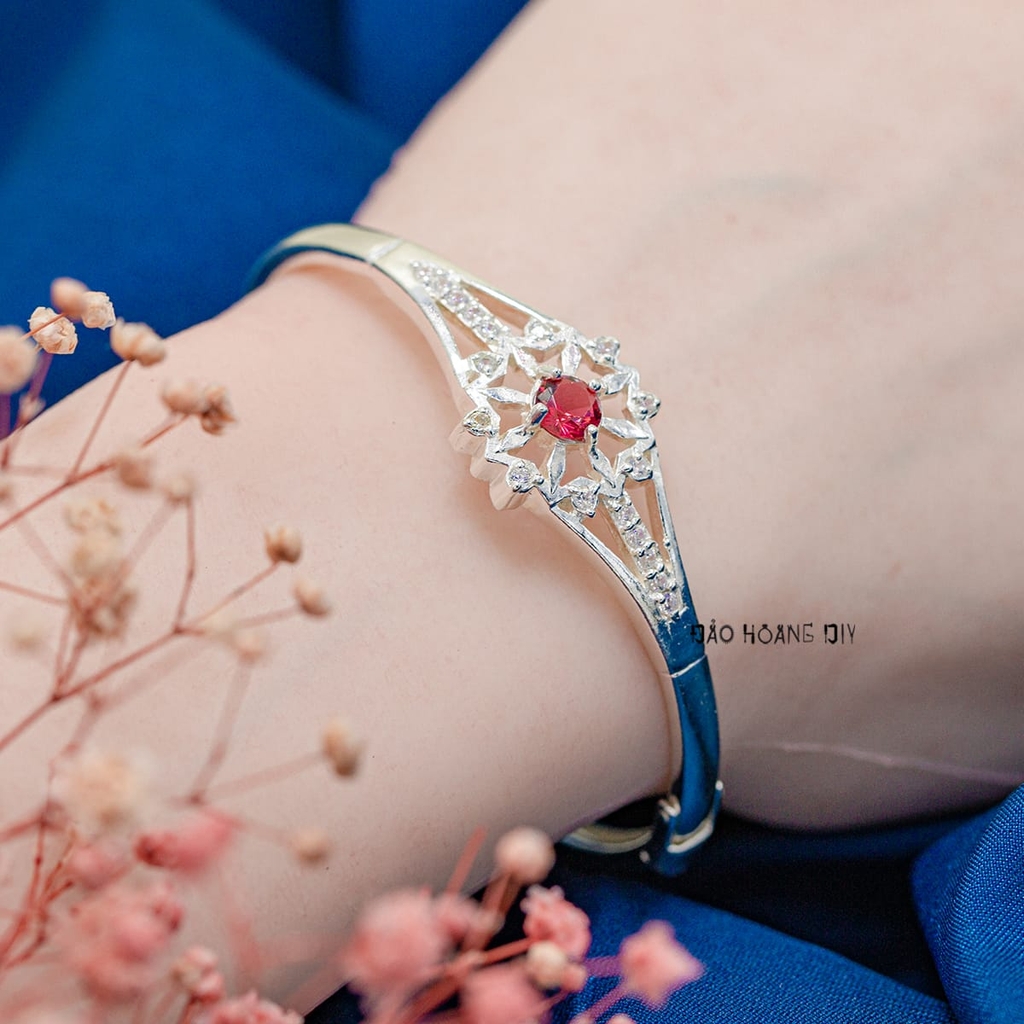 Vòng tay bạc nữ mặt vòng thiết kế hình mặt trời trung tâm đính đá đỏ xung quang đính đá trắng sáng lấp lánh V2409040026