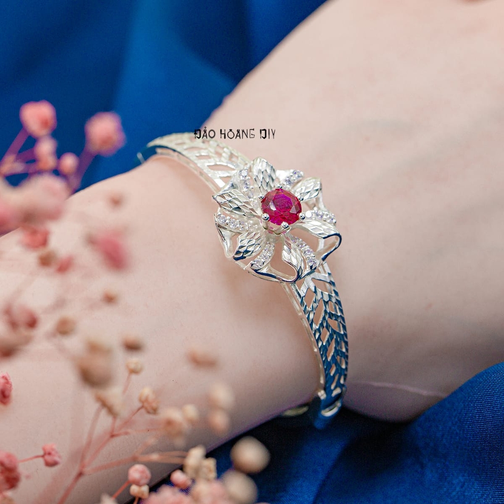 Vòng tay bạc nữ mặt vòng hình hoa cánh hoa đính đá và phay sáng xen kẽ nhuỵ hoa đính đá đỏ V2409050048