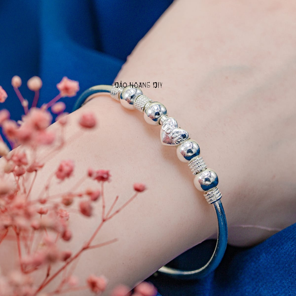Vòng tay bạc nữ thiết kế charm cầu kết hợp với charm trái tim chữ love V2409090015