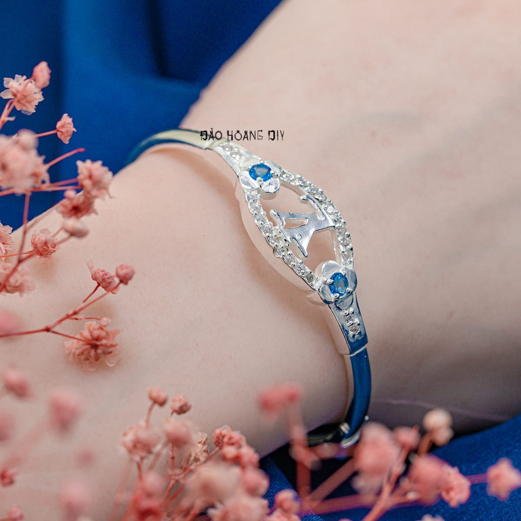 Vòng tay bạc nữ mặt vòng hình bầu dục đính đá kết hợp giữa hoa nhuỵ hoa đá xanh da trời và chứ LV hài hoà