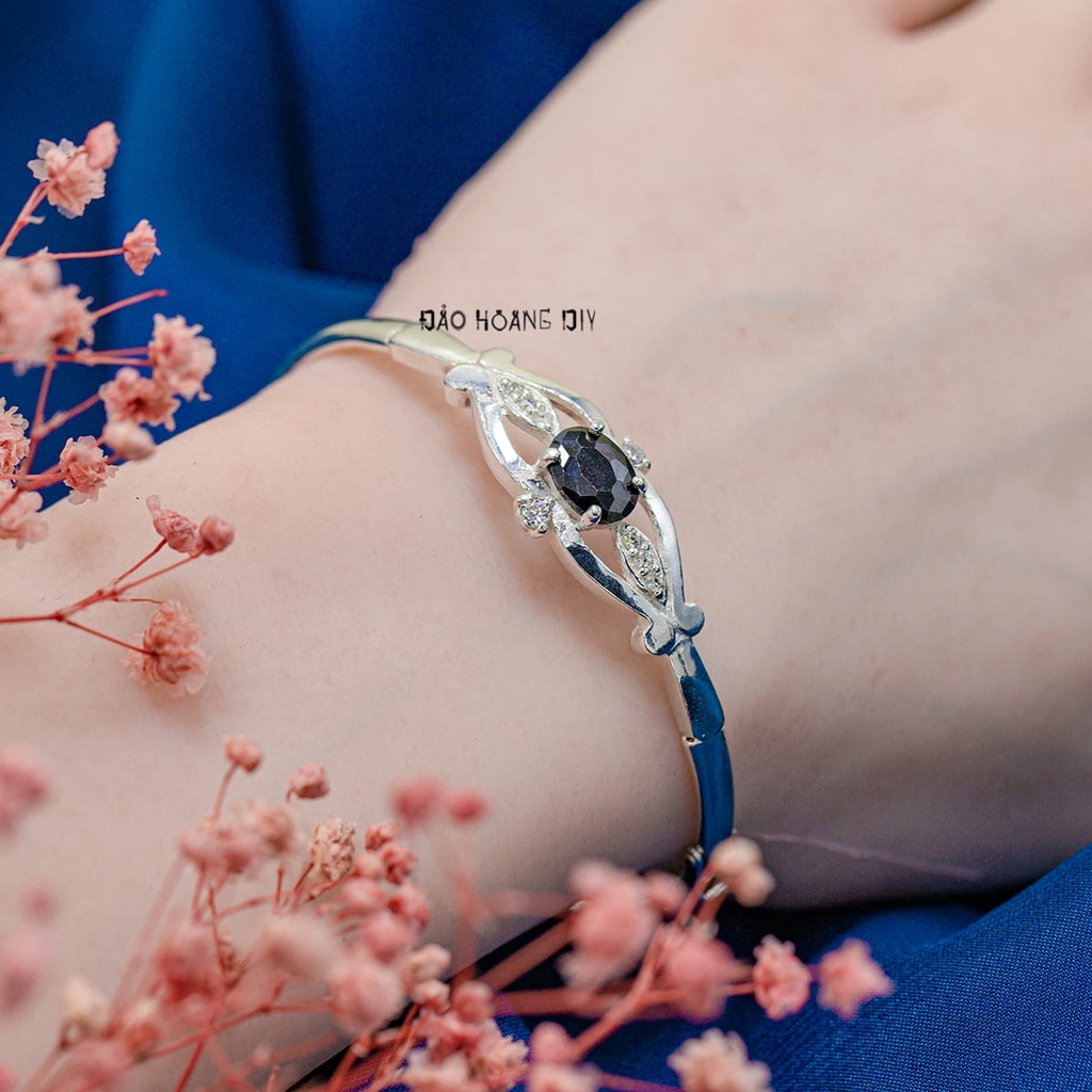 Vòng tay bạc nữ mặt vòng hình thoi đuôi cá trung tâm đính đá hình bầu dục màu đen huyền bí V2409050033