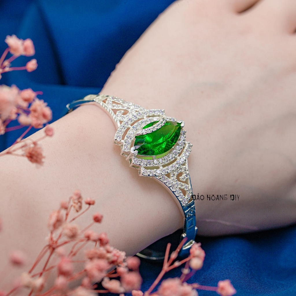 Vòng tay bạc nữ mặt vòng các hình thoi đan xen đính đá trung tâm đính đá xanh lá V2409050062