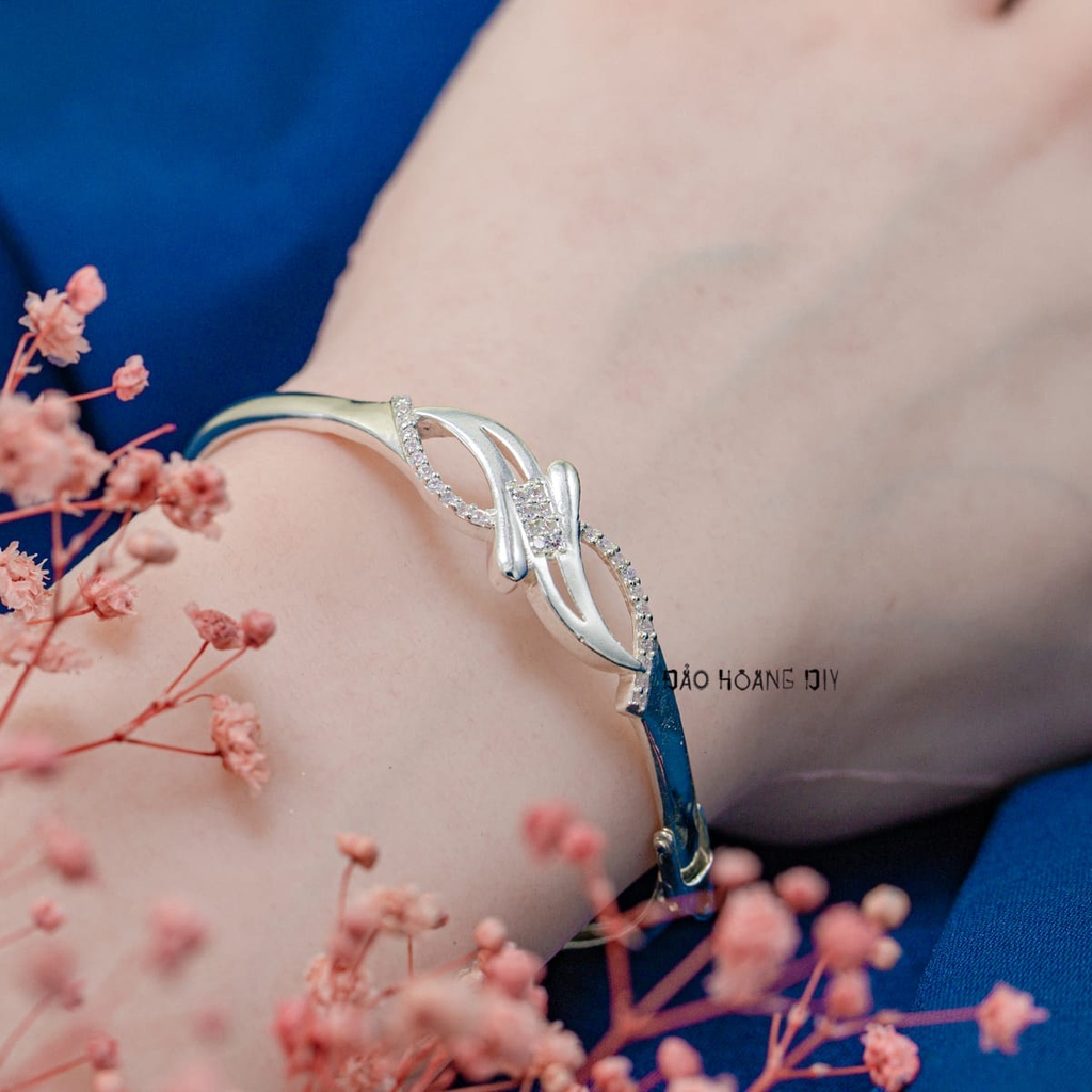 Vòng tay bạc nữ thiết kế dạng sóng mềm mại đính đá tăng phần nổi bật nữ tính