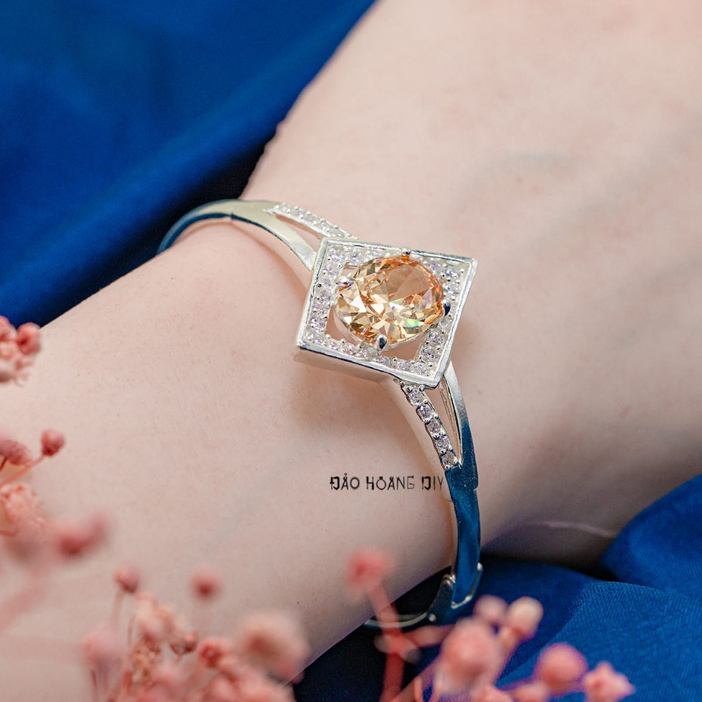Vòng tay bạc nữ mặt vòng đá lớn màu cam hình bầu dục bao quanh hình thoi đính đá trắng V2409050061