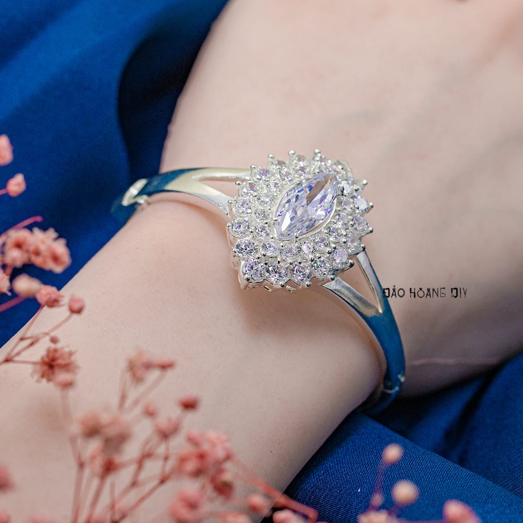 Vòng tay bạc nữ mặt vòng hình thoi đính đá chủ hình thoi và các cánh hoa đính đá bao quanh V2409050052