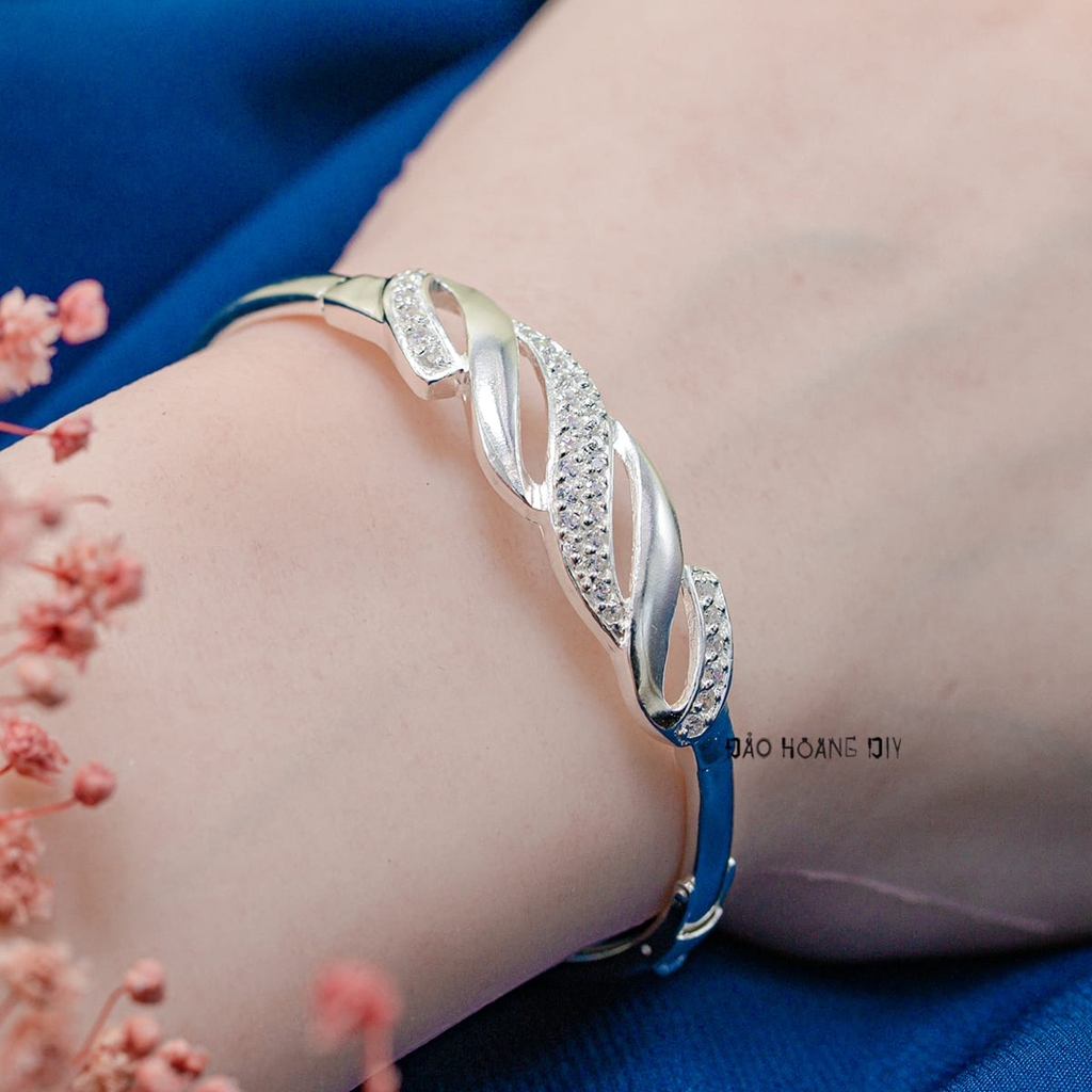 Vòng tay bạc nữ mặt vòng hình lượn sóng có đính đá đan xen nhẹ nhàng nhưng không kém phần nổi bật V2409050032