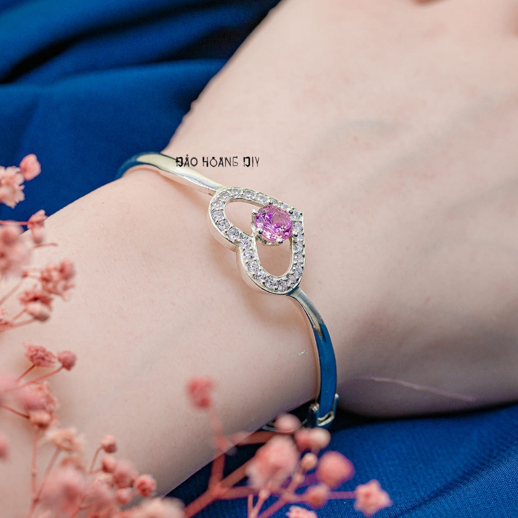 Vòng tay bạc nữ mặt vòng hình trái tim đính đá trắng ôm 1 viên đá tròn màu hồng tím tượng trưng cho tình yêu duy nhất V2409040022
