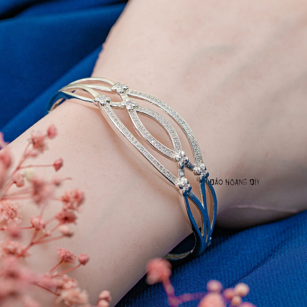 Vòng tay bạc nữ mặt vòng hoạ tiết vòm đính đá kết hợp hoa V2409050065