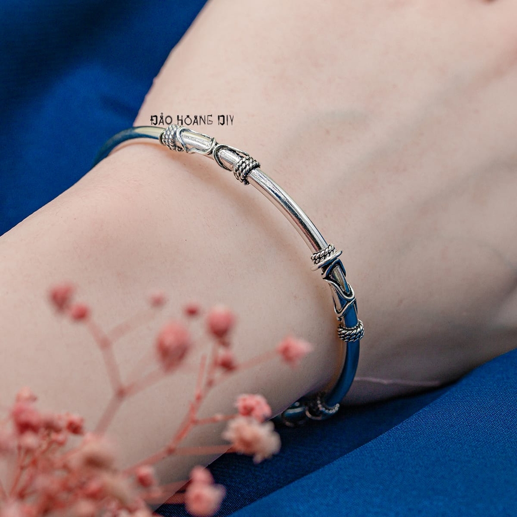 Vòng tay bạc nữ được thiết kế vòng trơn kết hợp ý tưởng dây thường xuân mang ý nghĩa gắn kết V2409090020