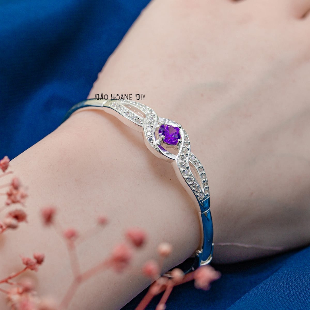 Vòng tay bạc nữ mặt vòng thiết kế hình lượn sóng đính đá trắng ôm lấy đá tròn lớn màu tím tương trưng cho sự thuỷ chung V2409040037