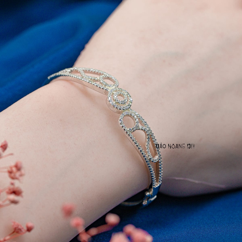 Vòng tay bạc nữ mặt vòng hình tròn kết hợp hoạ tiết uốn lượn đính đá V2409050067
