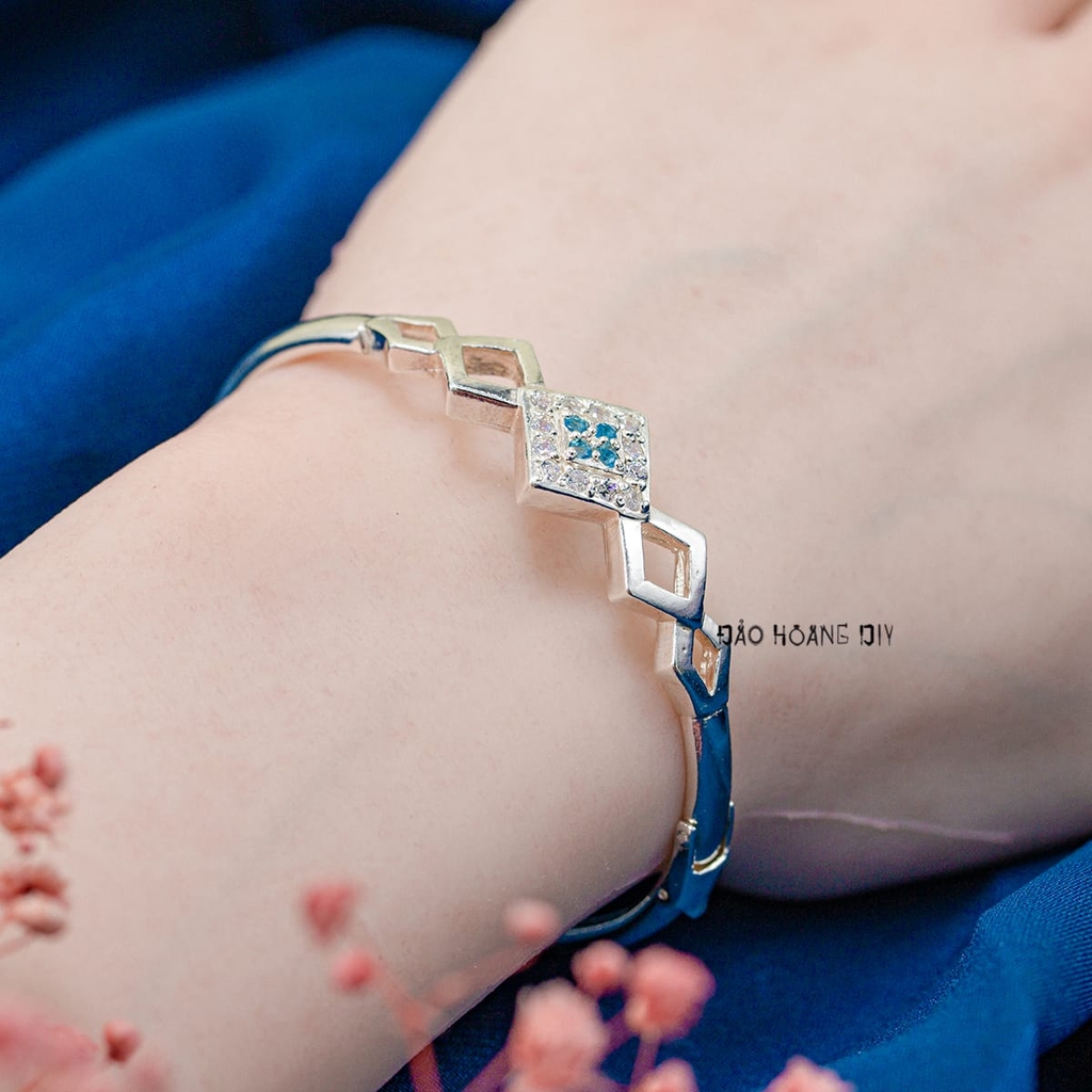 Vòng tay bạc nữ mặt vòng hình thoi đính đá trắng và xanh da trời V2409050034