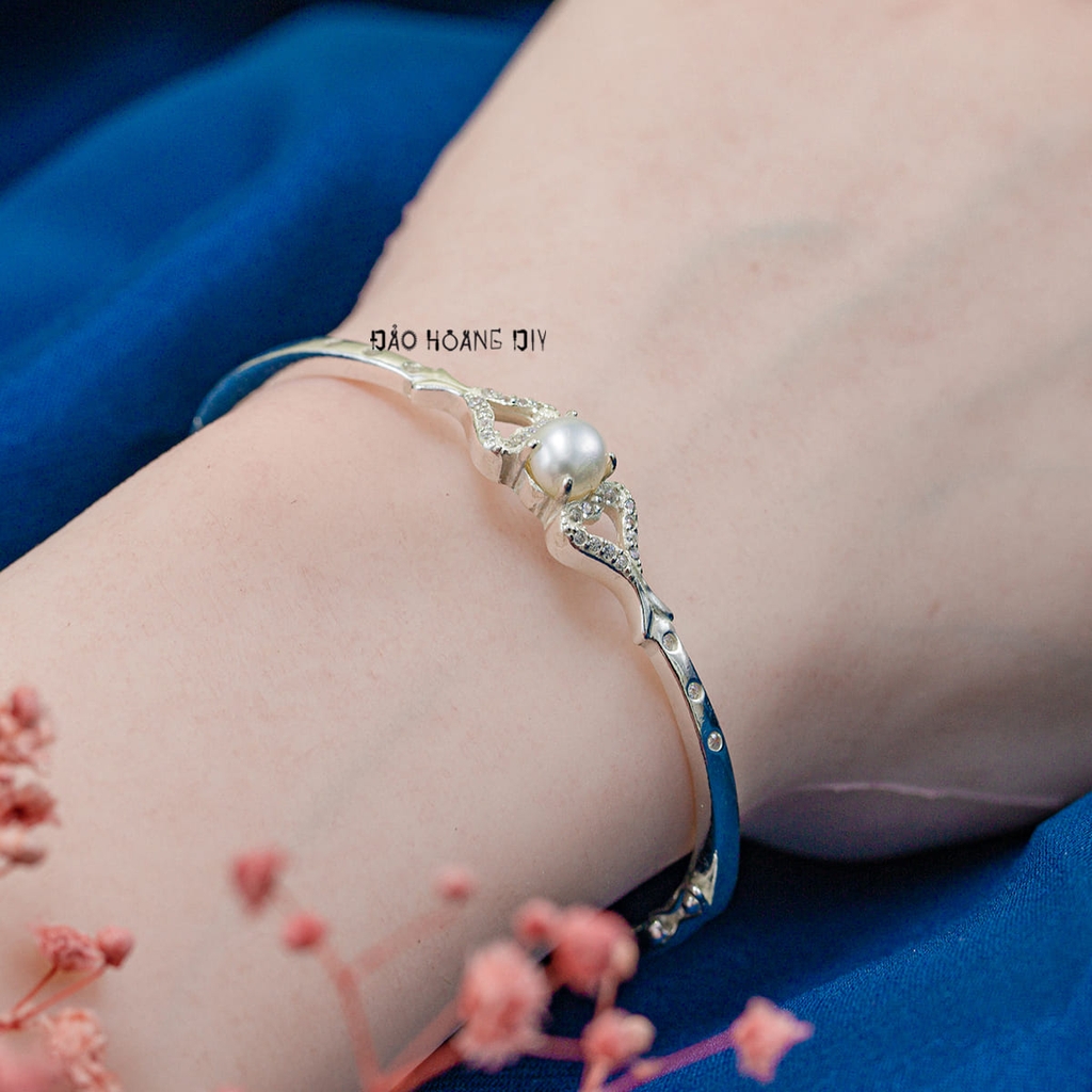 Vòng tay bạc cho nữ mặt vòng thiết kế hình nơ đuôi cá đính đá tấm trung tâm đính ngọc trai V2409040007