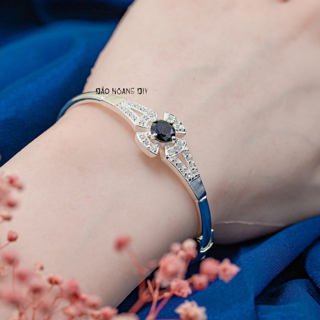 Vòng tay bạc nữ mặt vòng hình hoa cánh quạt đính đá trắng nhuỵ hoa đính đá đen V2409050041