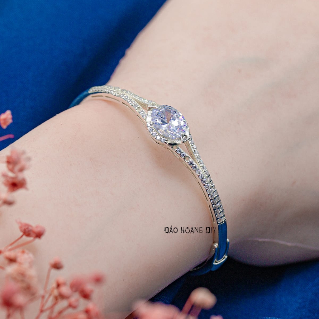 Vòng tay bạc nữ mặt vòng hình bầu dục đính đá trắng V2409050050