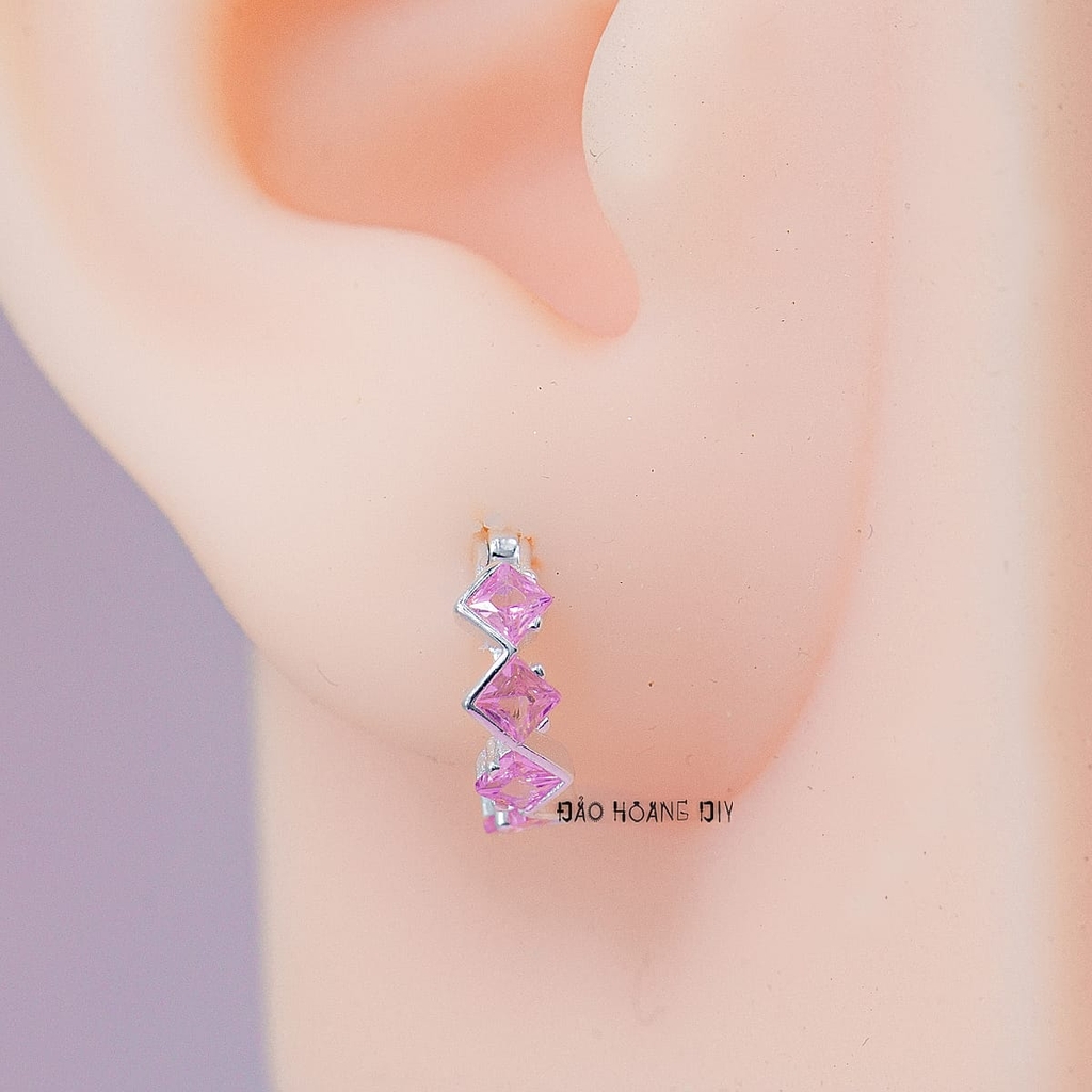 Bông Tai Bạc Cho Bé S925 Kiểu Bật Một Hàng Đá 4 Viên Ziczac Xinh Xắn H2410280058