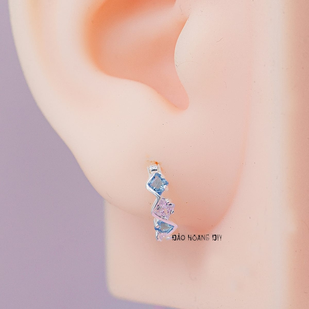 Bông Tai Bạc Cho Bé S925 Kiểu Bật Một Hàng Đá 4 Viên Ziczac Xinh Xắn H2410280059