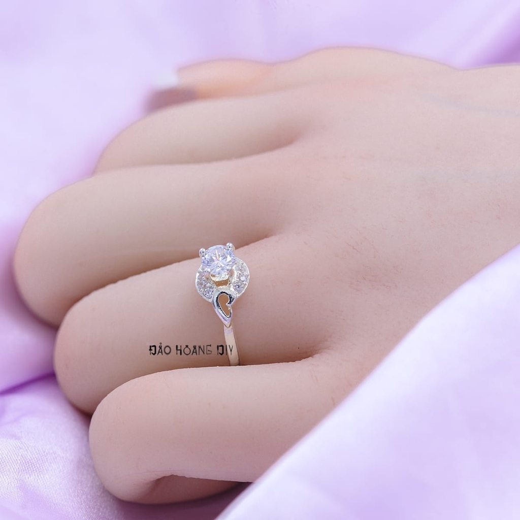 Nhẫn Bạc Nữ Thiết Kế Hình Tròn Đính Đá Sang Trọng  N2409020018