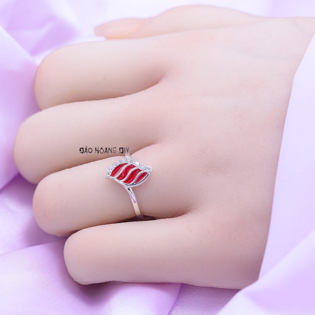 Nhẫn Bạc Nữ Thiết Kế Hình Chiếc Lá Đính Đá Đỏ N2409060058
