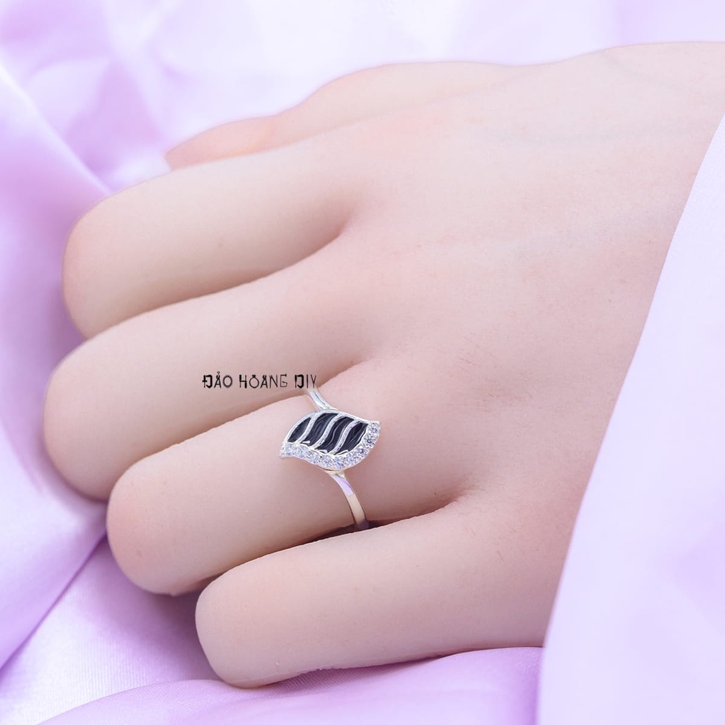 Nhẫn Bạc Nữ Thiết Kế Hình Chiếc Lá Đính Đá Đen N2409060057