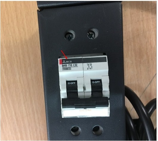 Thanh Phân Phối Nguồn Điện PDU Rack Universal 6 Way UK Outlet Có MCB Công Suất Max 16A to C14 Plug Power Cord 3x1.04mm² Length 0.7M