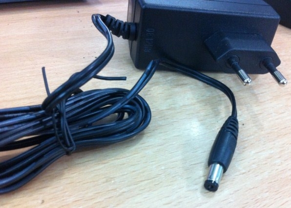 Adapter 12V 2A 24W Original UBEE DSA-24PFD-15 FEU Connector Size 5.5mm x 2.1mm