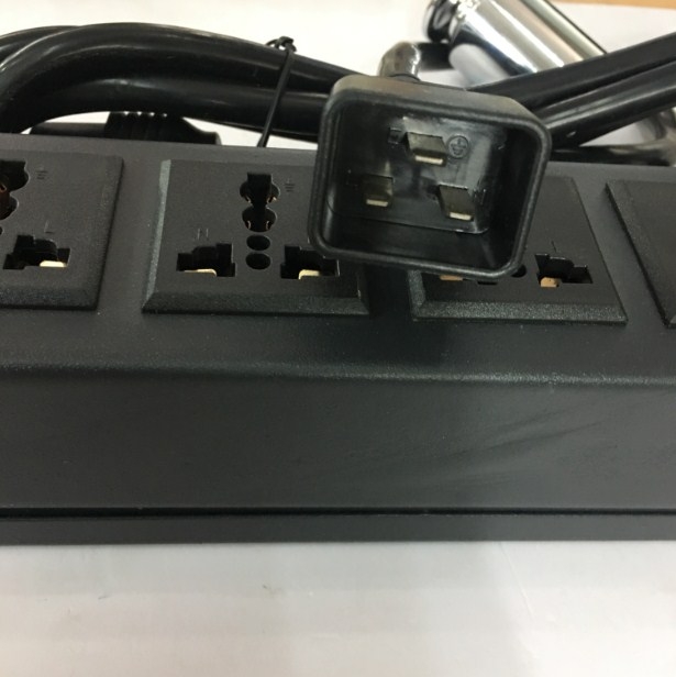 Thanh Phân Phối Nguồn Điện PDU 1U Rack Universal 6 Way UK Outlet Có MCB Công Suất Max 20A to C20 Plug Power Cord 3x2.5mm² Length 3M
