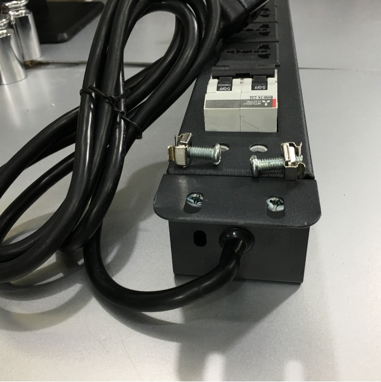 Thanh Phân Phối Nguồn Điện PDU 1U Rack Universal 6 Way UK Outlet Có MCB Công Suất Max 20A to C20 Plug Power Cord 3x1.5mm² Length 3M