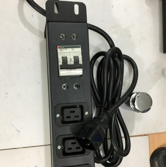 Thanh Phân Phối Nguồn Điện PDU Rack Mount 19 inch 1U 6 Way IEC C19 PDU MCB BHW-T4 C32 MITSUBISHI Công Suất Max 16A to C20 Plug Power Cord 3x1.5mm Length 2.5M
