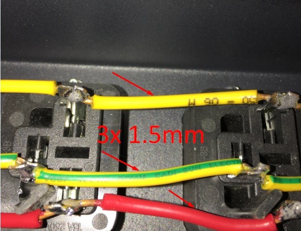 Thanh Phân Phối Nguồn Điện PDU 1U Rack Universal 6 Way UK Outlet Có MCB Công Suất Max 16A to UK Plug BS1363 Power Cord 3x1.0mm² Length 2M