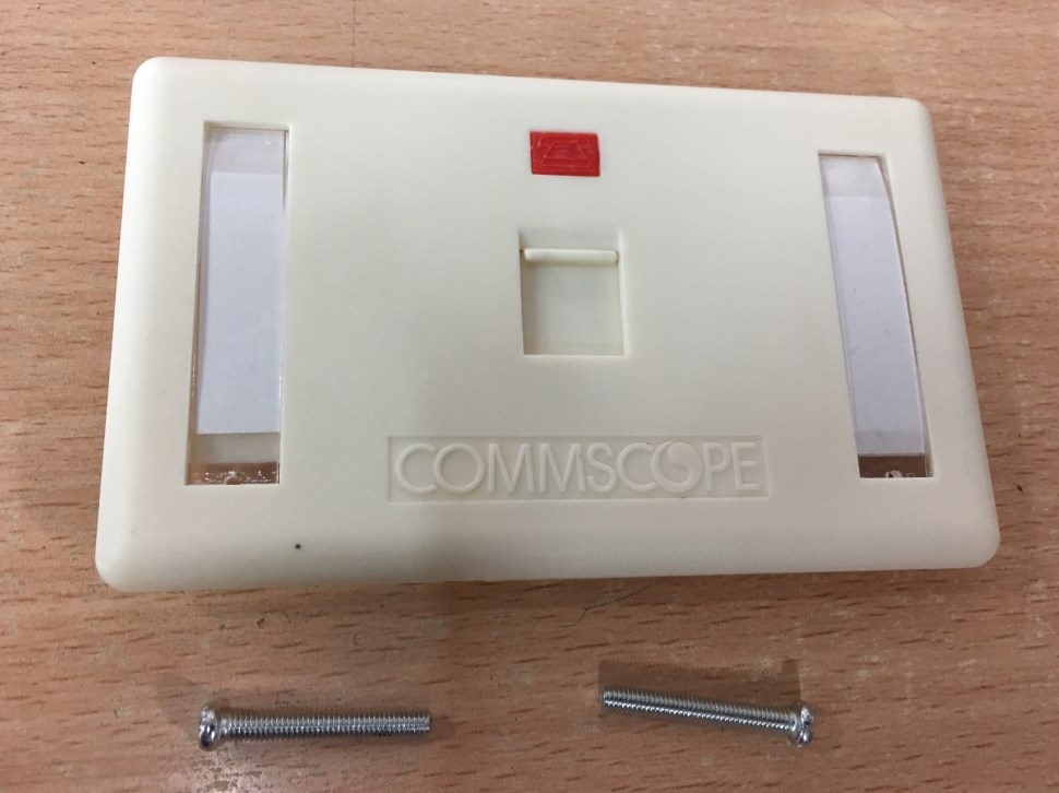 Mặt Chữ Nhật 1 Cổng Commscope Outlet RJ45 Wall Plate White 272368-1 Faceplate Kit shuttered 1 Port