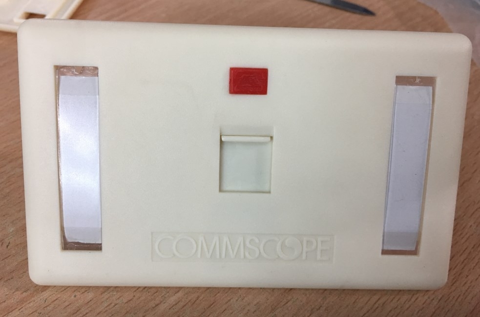 Mặt Chữ Nhật 1 Cổng Commscope Outlet RJ45 Wall Plate White 272368-1 Faceplate Kit shuttered 1 Port