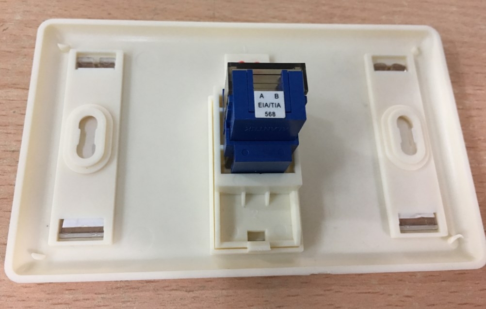 Mặt Chữ Nhật 1 Cổng Commscope Outlet RJ45 Wall Plate White 272368-1 Faceplate Kit shuttered 1 Port