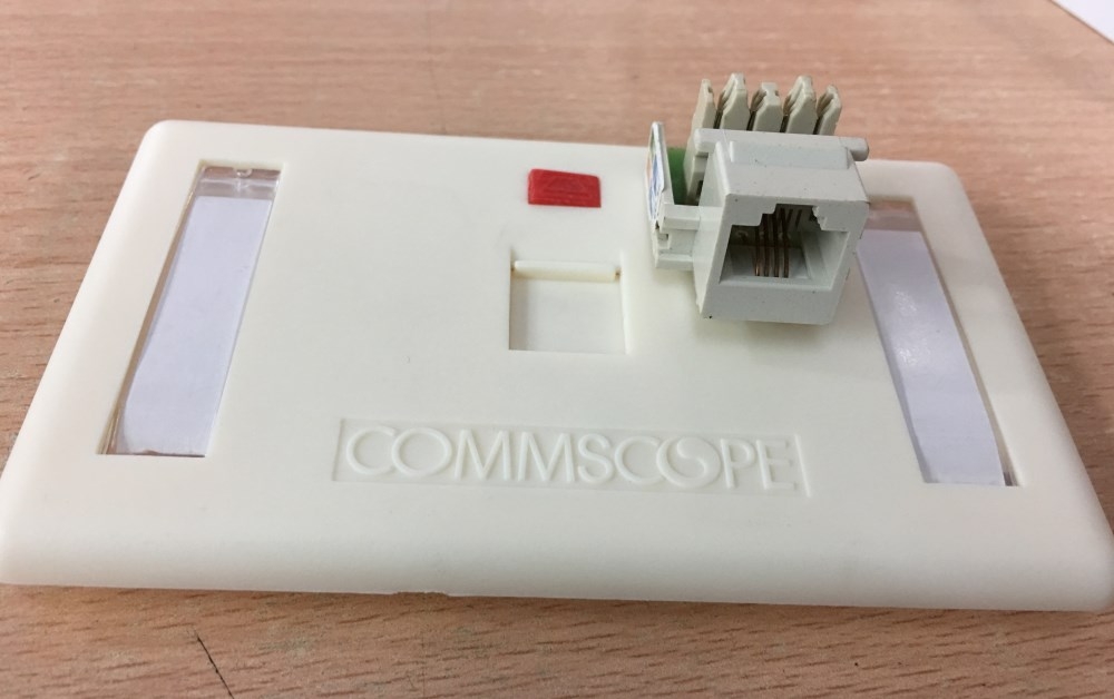 Mặt Chữ Nhật 1 Cổng Commscope Outlet RJ45 Wall Plate White 272368-1 Faceplate Kit shuttered 1 Port