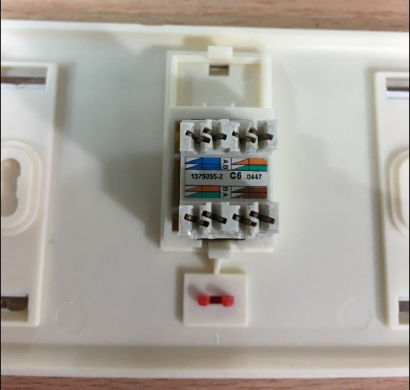 Mặt Chữ Nhật 1 Cổng Commscope Outlet RJ45 Wall Plate White 272368-1 Faceplate Kit shuttered 1 Port