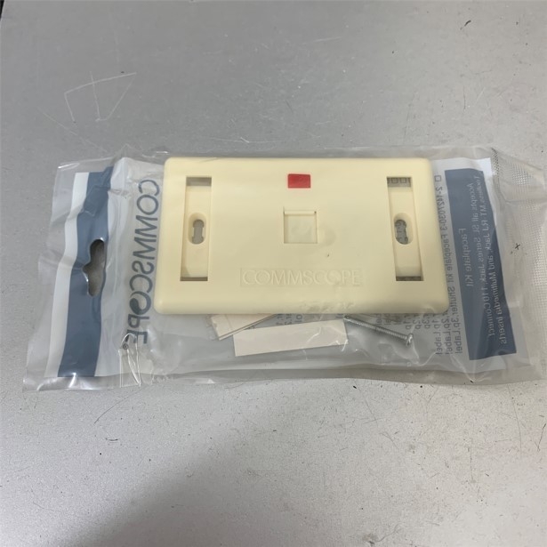 Mặt Chữ Nhật 1 Cổng Commscope Outlet RJ45 Wall Plate White 272368-1 Faceplate Kit shuttered 1 Port