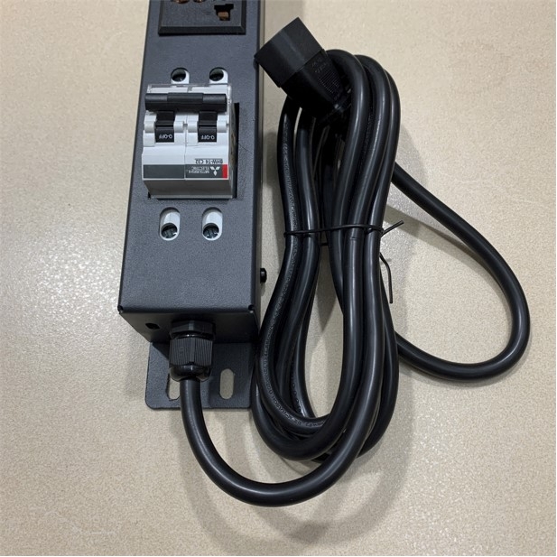 Thanh Phân Phối Nguồn Điện PDU Rack Universal 6 Way UK Outlet Có MCB Công Suất Max 16A to C14 Plug Power Cord 3x1.04mm² Length 0.7M